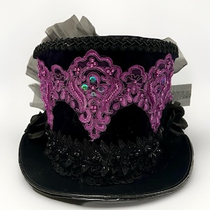 Hoge hoed Steampunk Gothic Victoriaans donkerpaarse fluwelen cilinderhoed met kralen en veren 59 cm
