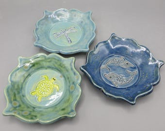 Plato para baratijas con relieve de tortuga, delfín y libélula: porta joyas acanalado