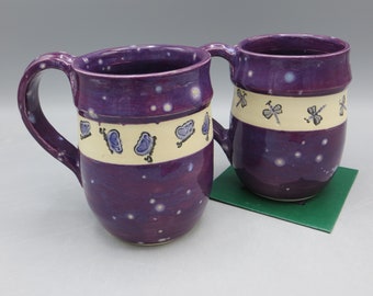 Taza de cerámica hecha a mano: Libélulas y mariposas en relieve, esmaltado morado