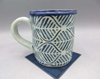 Taza de cerámica hecha a mano; Taza de cerámica tallada; Taza con pez; Taza con pez
