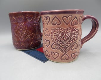 Taza de cerámica; Taza con forma de corazón; Taza de cerámica en relieve