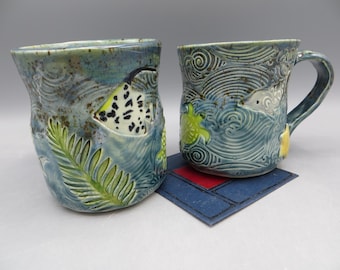 Taza de cerámica en relieve: temática oceánica con peces, delfines y tortugas