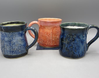 Taza de cerámica hecha a mano; Taza con flores; Taza de cerámica en relieve