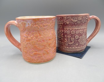 Taza; Taza de cerámica repujada; Taza con pollos, corazones y flores