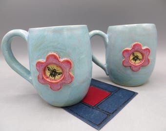 Taza de cerámica con flor y abeja aplicadas - Cerámica artesanal