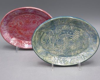 Plato de porcelana repujada con diseño de hongo o corazón y pájaro
