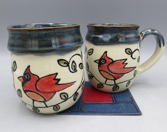 Taza; Taza de cerámica tallada; Taza con hojas; Taza con pájaro; Taza con cardenal; Copa de vino con cardenal; Copa de vino sin tallo
