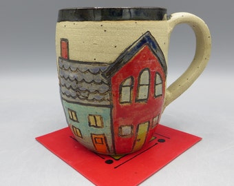 Taza; Taza de cerámica tallada; Taza con detalle de casa; Taza con casas