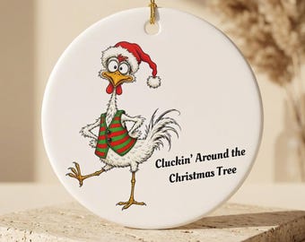 Christbaumschmuck „Cluckin' Around the Christmas Tree“ | Runde Keramik-Weihnachtsbaumkugel