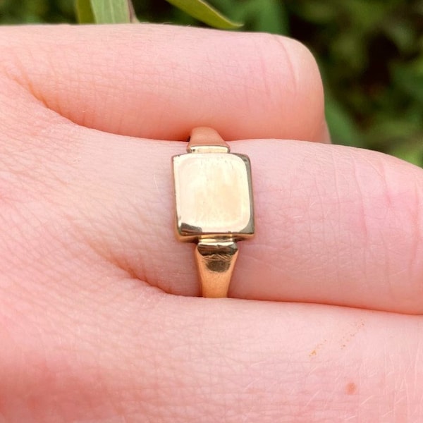 Brilliant Antique Gold Square Ring | 9ct Yellow Gold Signet Ring Size UK O / US 7 | British Solid Gold Vintage Ring with Chester Hallmark |
