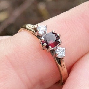 Sweet Vintage 3 Stone Garnet, Paste & 9ct Gold Ring | 9ct Gold + Garnet Ring | Vintage 3 Stone Solid Gold Ring, Size UK N / US 6.75 |