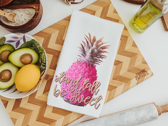 pink pineapple kitchen towels for friends, stand tall like a pineapple tropical kitchen decor, Galentines Day gifts for best friends, new