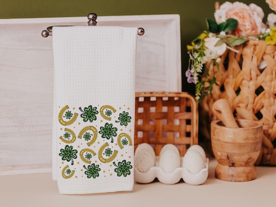 lucky horseshoe St Patricks day kitchen towel for friend, green shamrock hand towels for bathroom, lucky charm gift, St Pattys day bar towel