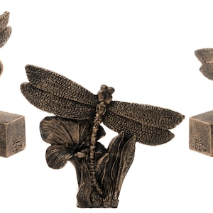 Puede incluir: Tres estatuas de jard&iacute;n de lib&eacute;lula de bronce con alas detalladas y un dise&ntilde;o floral. Cada estatua est&aacute; montada sobre una base cuadrada.