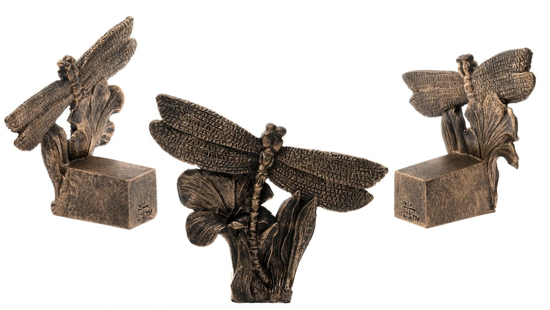 Puede incluir: Tres estatuas de jard&iacute;n de lib&eacute;lula de bronce con alas detalladas y un dise&ntilde;o floral. Cada estatua est&aacute; montada sobre una base cuadrada.