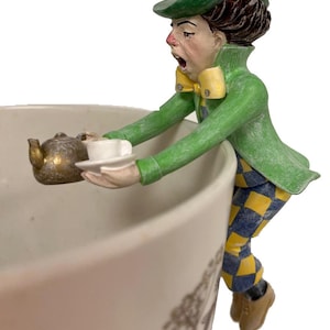 Può includere: Un set di tre tazze in ceramica con finitura opaca e macchiettata. Le tazze sono nei toni del crema, grigio chiaro e grigio scuro. Ogni tazza ha un design semplice e minimalista, perfetto per caffè o tè.