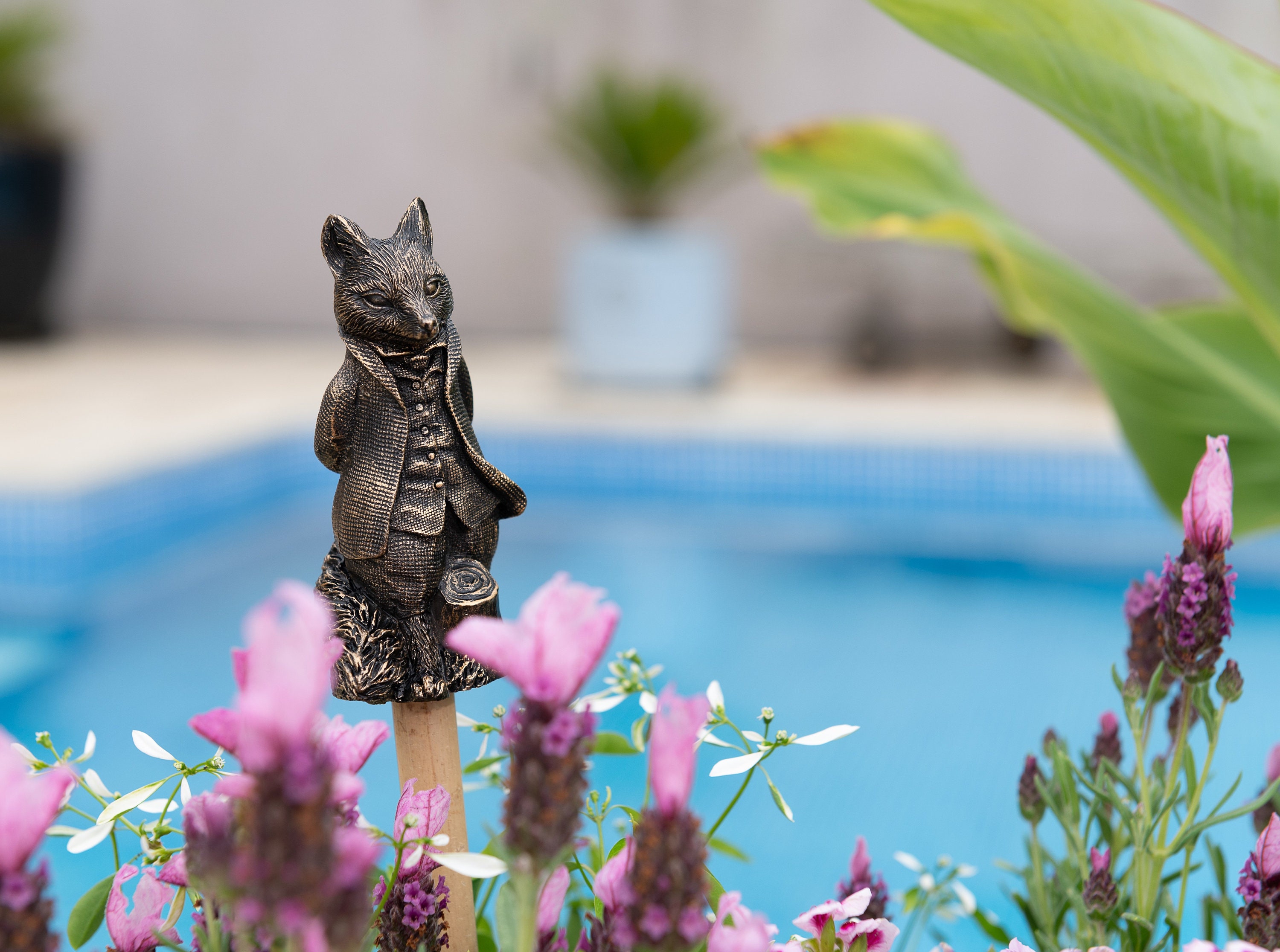 Cane Companions Beatrix Potter - Decorazione da Giardino con Scoiattolo e nocciolo - Decorazione da Giardino Fatta a Mano