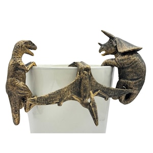 Conjunto de amigos de vaso de dinossauro | Velociraptor, Triceratops, Pteranodon | Decoração de jardim | Suportes para vasos de plantas | Design britânico