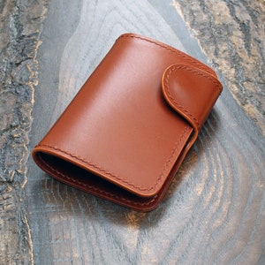 Cartera corta de cuero para motorista y camionero hecha a mano. Cartera de cuero vegetal con cierre a presión para tarjetas y billetes, hecha en el Reino Unido, con pieles de mantequero y gaucho engrasadas.