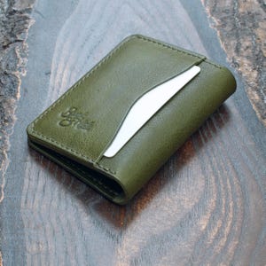 Portefeuille à cinq volets en cuir Minerva Box vert olive. Portefeuille en cuir Minerva Box vieilli, grainé, beige. Fabriqué à la main au Royaume-Uni.