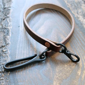 Cordón de cuero para billetera en Chromexcel marrón de Horween con herrajes de anzuelo de PVD negro mate. Correa para billetera con bolsillo trasero, llavero largo.
