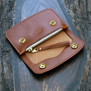 Carteira/bolsa curta Trucker em couro bege Whiskey Buttero. Carteira com fecho de pressão e zíper para notas, cartões e moedas. Feita à mão no Reino Unido.