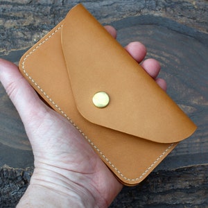 Cartera mediana estilo camionero con cierre a presión y bolsillo con cremallera, de piel Buttero color galleta. Billetes, tarjetas y monedas. Cartera de piel curtida vegetal, hecha a mano en el Reino Unido.