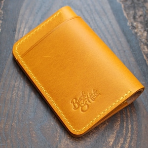 Billetera plegable para tarjetas y billetes en ocre amarillo y mostaza Buttero. Cartera de piel compacta. Hecha a mano en el Reino Unido.