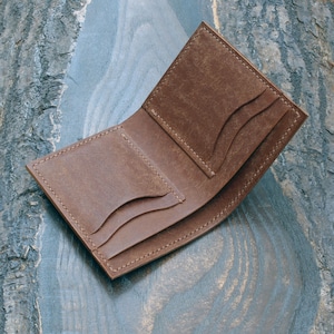 Porte-cartes à deux volets en cuir Pueblo noyer. Portefeuille compact avec porte-cartes de crédit et billets, cuir végétalien italien, fabriqué au Royaume-Uni.