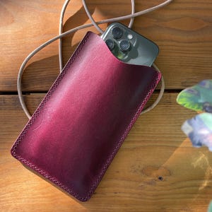 Burgundy Gaucho Oil Leder Umhängetasche Handyhalter, Tasche, Kartenhalter. Kartenetui aus veganem Leder, handgefertigt in Großbritannien.