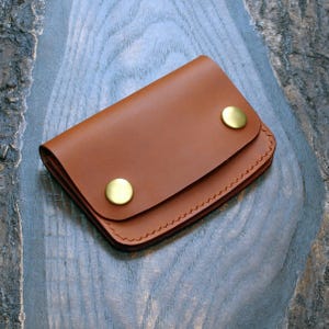 Minicartera, monedero y tarjetero de cuero color canela. Piel Minerva Liscio. Cartera de latón con cierre a presión, hecha a mano, para tarjetas y billetes. Fabricada en el Reino Unido.