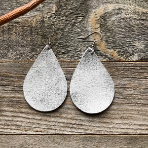 Brincos de couro de casamento branco