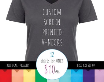 Może przedstawiać: Ciemnoszara koszulka z dekoltem w serek z napisem "CUSTOM SCREEN PRINTED V-NECKS". Obraz zawiera również tekst "CUSTOM SCREEN PRINTING" i tęczę kolorowych koszul.