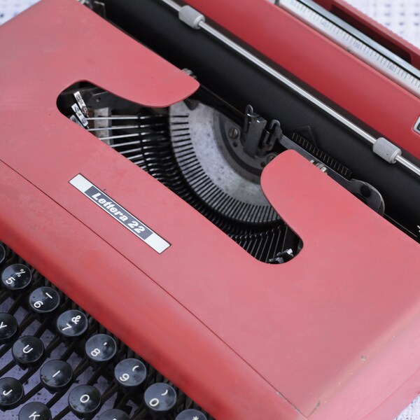 Pink Olivetti Lettera 22 - early round keys - Bodoni font - cleaned and restored