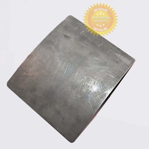 Op de afbeelding: Een rechthoekig, zilverkleurig metalen object met een licht getextureerd oppervlak. Het object heeft zichtbare krassen en slijtage. Een gele sticker met de tekst "UkrGoods Best-selling product" staat in de rechterbovenhoek.