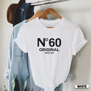 Chemise 60e anniversaire, t-shirt 60e anniversaire, numéro 60 original depuis 1965, chemises de groupe de fête 60e, numéro d'année personnalisé sans cadeau d'anniversaire pour femme