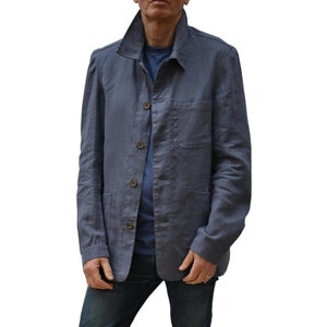 Peut inclure: Une veste en lin bleu avec un devant boutonné et deux poches. La veste a une coupe décontractée et un col.