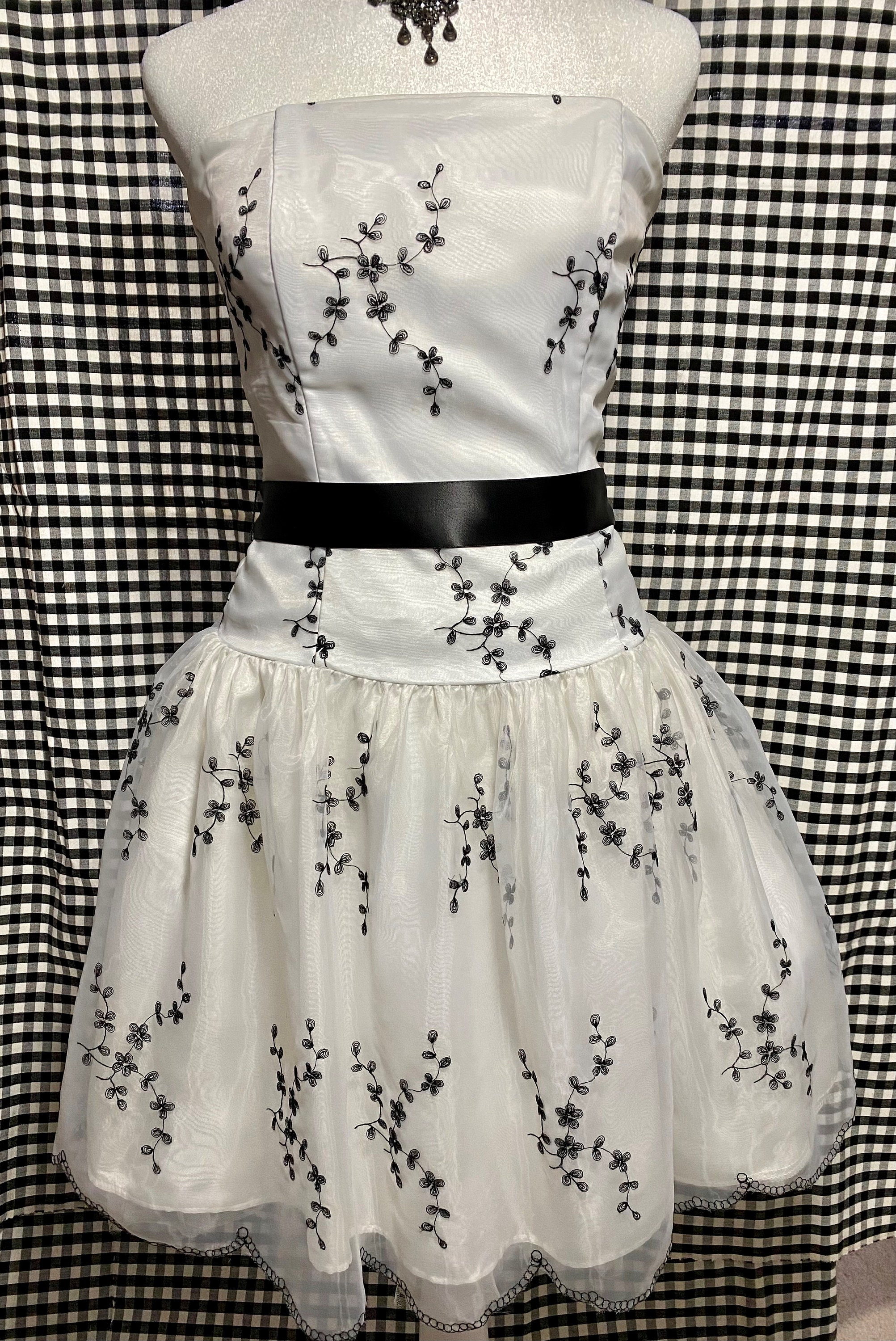Black & White Dress Jessica Mcclintock, Embroidered Flowers W/ Black Bow - Etsy Black & White Dress Jessica Mcclintock, Embroidered Flowers W/ Black Bow - Etsy