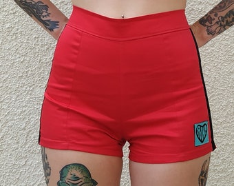 Retro Booty Shorts met hoge taille in rood met zwarte strepen