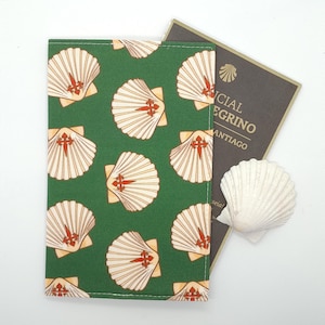 Camino Shells Forest Green Credential Cover - Camino de Santiago de Compostela - Pelgrimspaspoorthouder - St. James Pelgrimstocht