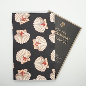 Camino Shells Black Credential Cover - Camino de Santiago de Compostela - Porte passeport pèlerin - Pèlerinage de la Saint-Jacques-de-Compostelle - Design original