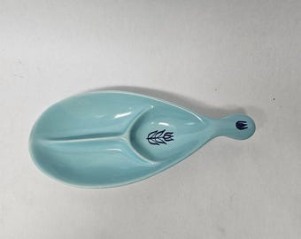 Plato de cerámica azul con forma de lágrima y compartimentos, estilo vintage Cronin Blue Tulip.