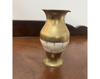 Jarra pequeña de latón con nácar para exhibición, decoración de estante, estilo antiguo y elegante.