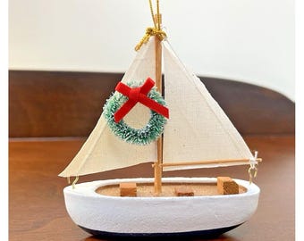 Adorno navideño de velero, vela blanca, embarcación de madera de 10 cm, decoración costera de Cape Shore.