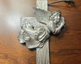Adorno navideño de cruz con ángel guardián, querubín y peltre pesado en tono plateado.