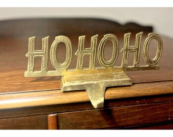 Soporte de latón para calcetines navideños, decoración vintage "Ho Ho Ho", 7" x 3.5".