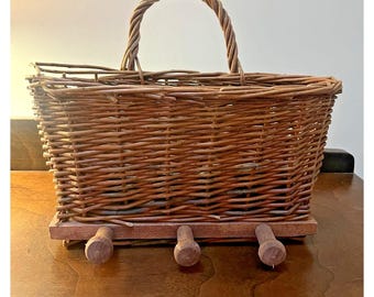 Cesta de pared vintage con gancho para colgar llaves y pinzas. Estilo campestre francés.