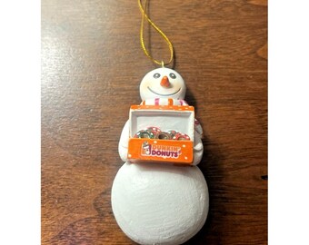 Adorno navideño de muñeco de nieve de Dunkin Donuts Munchkin Donut Box, coleccionable de 3 pulgadas.