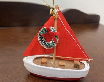 Adorno navideño de velero con vela roja, embarcación de madera de 10 cm, decoración costera de Cape Shore.