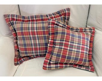 Juego de 2 almohadas vintage a cuadros para dormitorio infantil, estilo años 90, color azul y rojo.